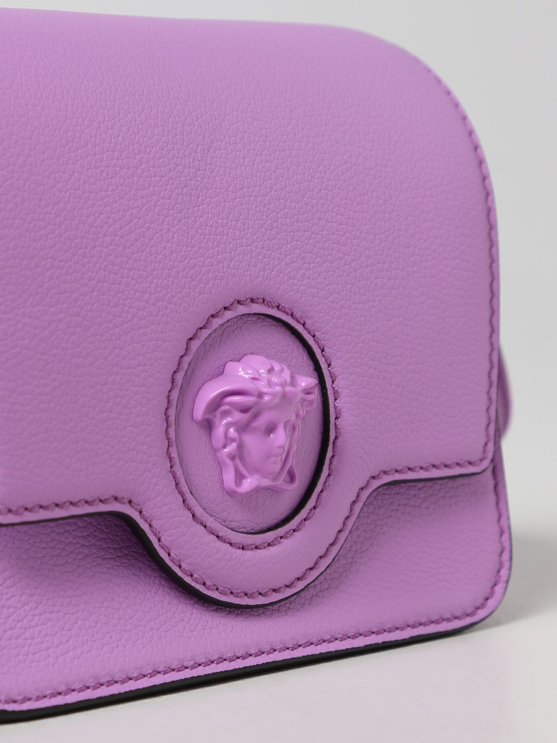 Мини-сумка Versace: Мини-сумка Versace для нее фиолетовый 4