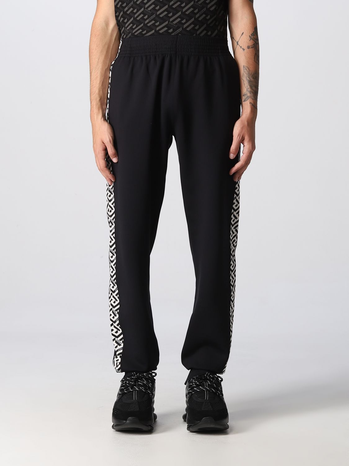 Associëren een paar Eik Versace Outlet: pants for man - Black | Versace pants 10021011A01623 online  on GIGLIO.COM