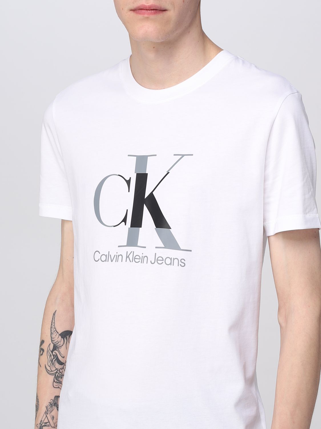 opbouwen historisch Duizeligheid CALVIN KLEIN JEANS: t-shirt for man - White | Calvin Klein Jeans t-shirt  J30J323299 online on GIGLIO.COM