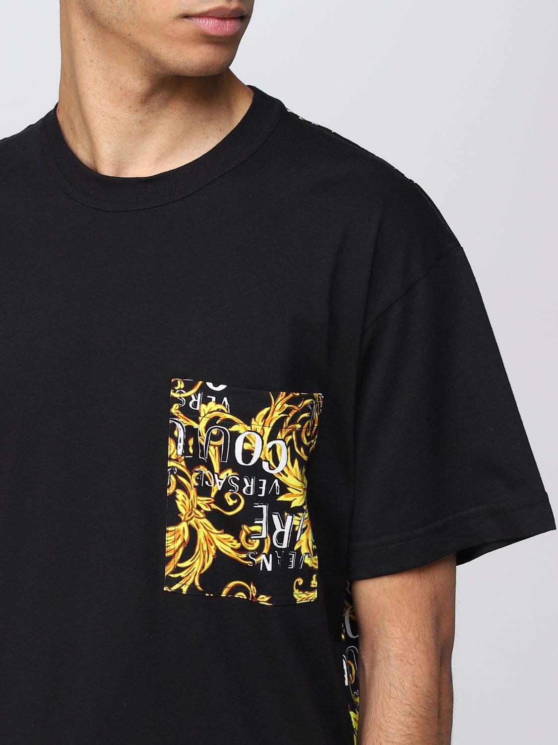 Ontkennen racket element VERSACE JEANS COUTURE: t-shirt for man - Black | Versace Jeans Couture  t-shirt 74GAH6R0JS161 online on GIGLIO.COM