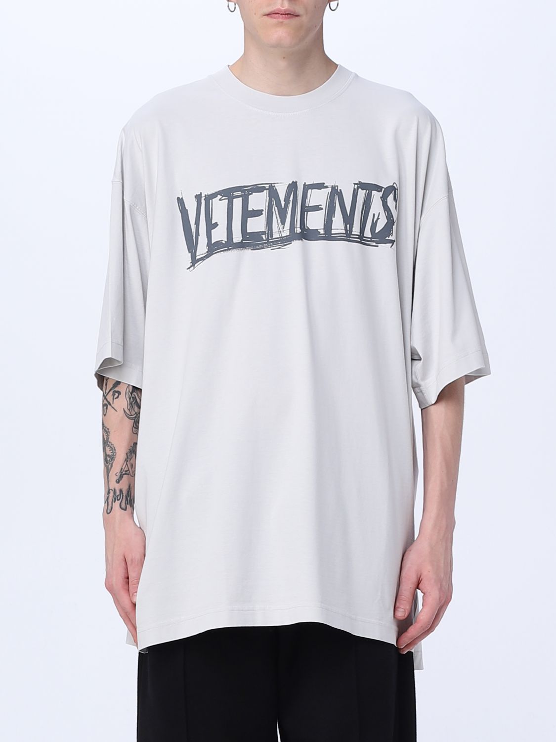 VETEMENTS：Tシャツ メンズ - グレー | GIGLIO.COMオンラインの