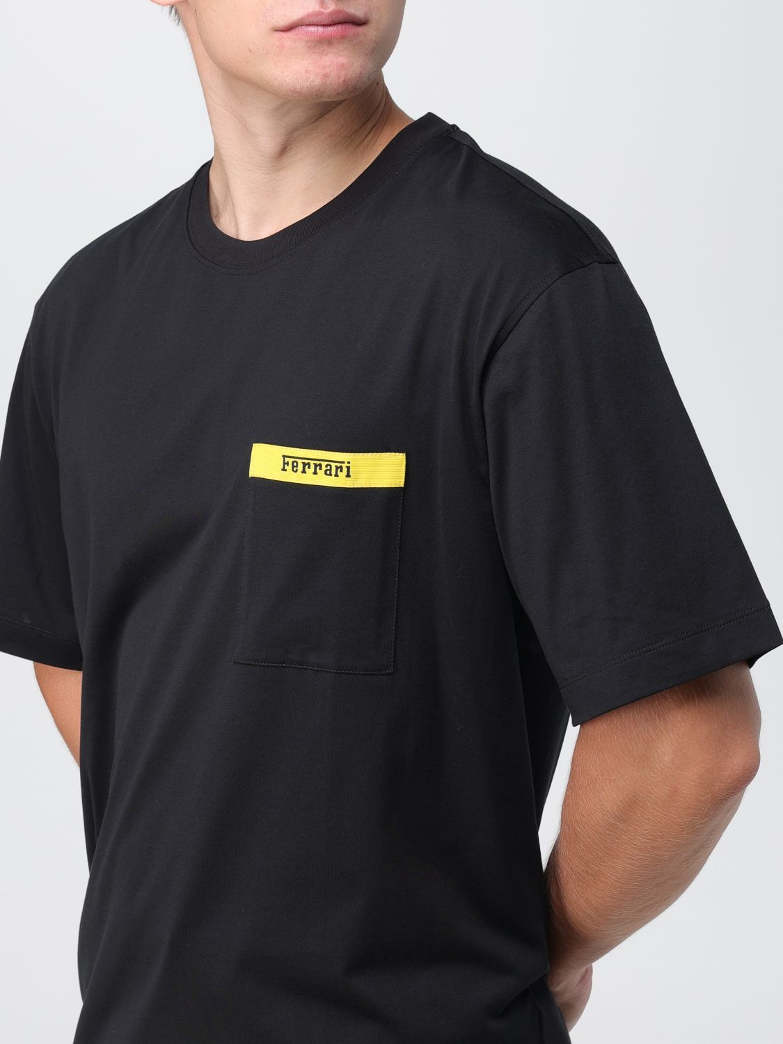 FERRARI: Camiseta para hombre, Negro  Camiseta Ferrari 47825 en línea en