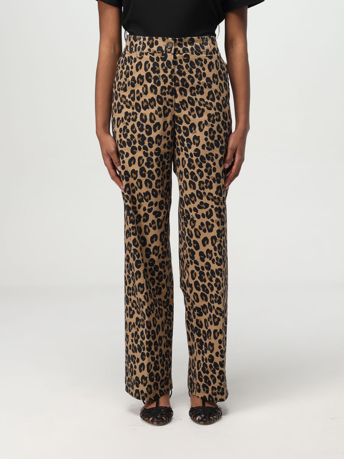 Shop Aspesi Pants Woman Color Beige