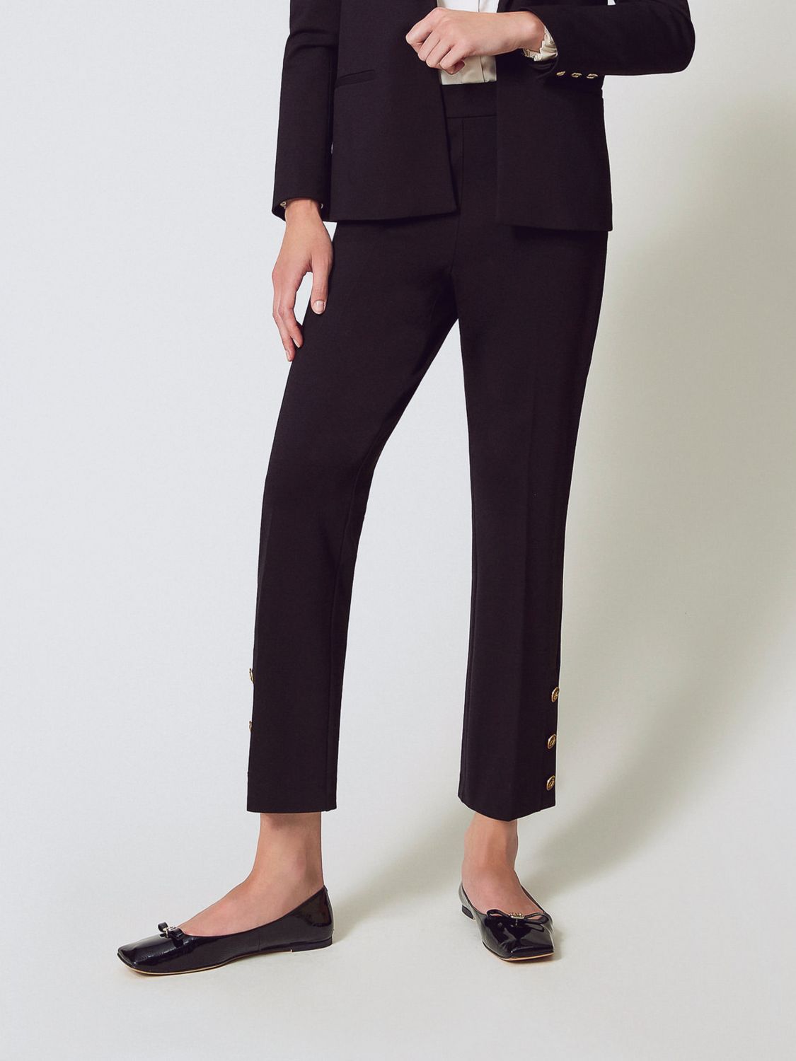 Twinset Logo-buttons Cropped Trousers In Black