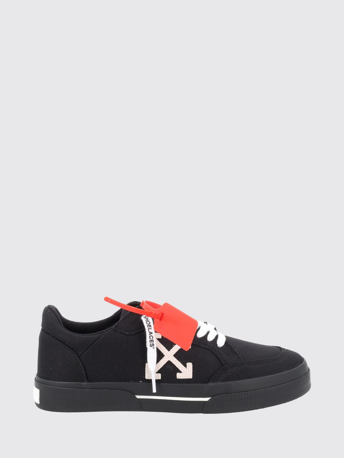 OFF-WHITE Jeans Men color Black