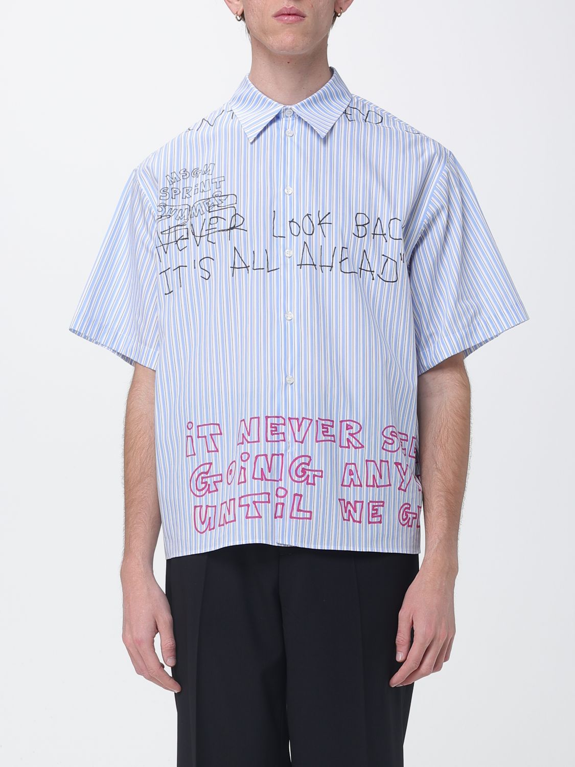 MSGM Striped Short-Sleeve Cotton Shirt with Slogan Print and Cutaway Collar　MSGM スローガンプリントとカッタウェイカラー付きストライプ半袖コットンシャツ MSGM