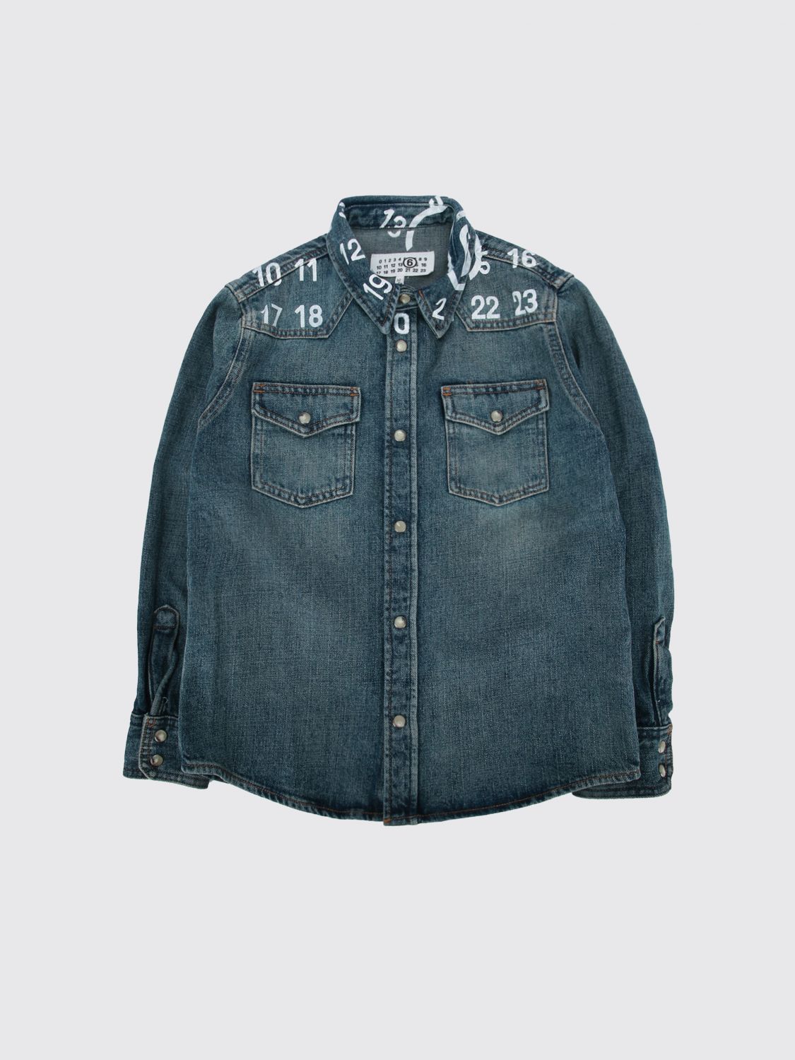 MM6 MAISON MARGIELA Boy's Cotton Denim Shirt with Numeric Logo and Pockets　MM6 MAISON MARGIELA 数字ロゴとポケット付きボーイズコットンデニムシャツ MM6