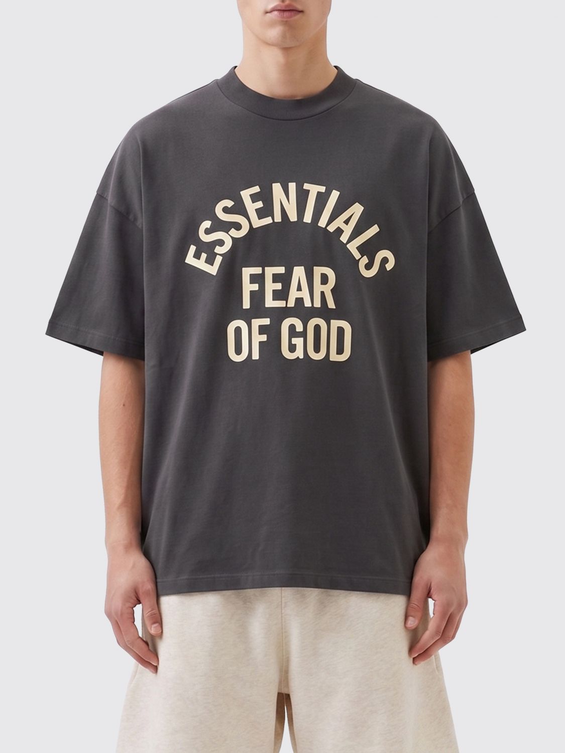 FEAR OF GOD ESSENTIALS Relaxed Fit Cotton T-Shirt with Contrast Logo　FEAR OF GOD ESSENTIALS リラックスフィット コットン Tシャツ コントラストロゴ付き FEAR