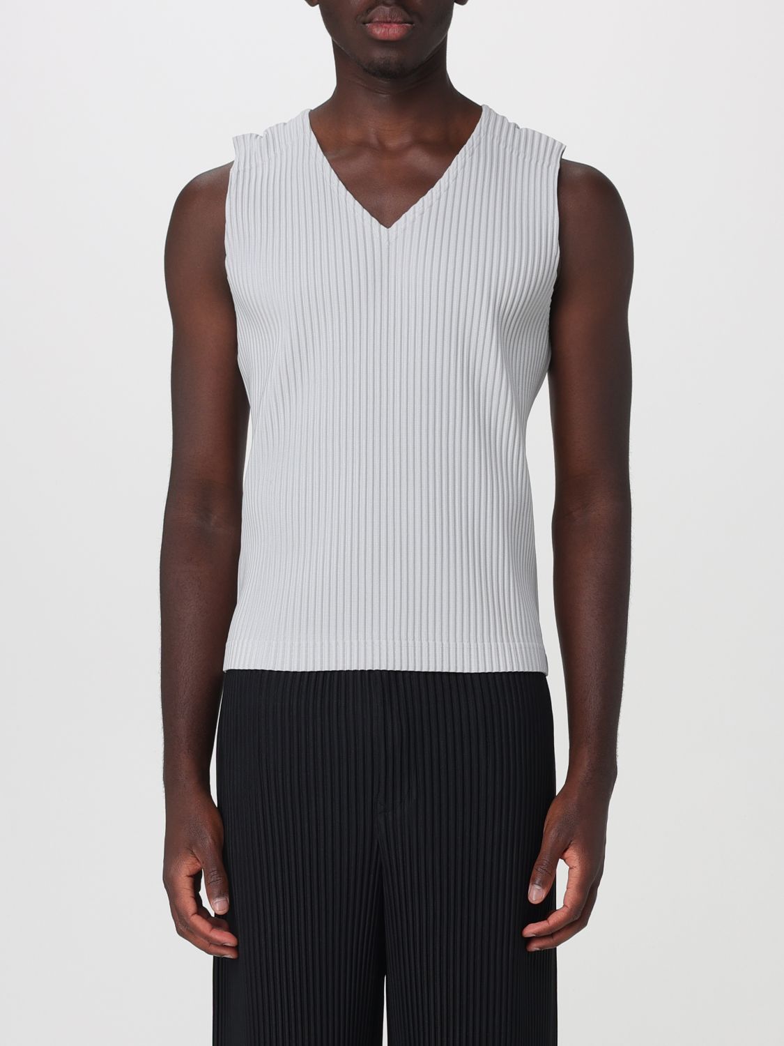HOMME PLISSE' ISSEY MIYAKE Canotta plissettata Homme Plissé Issey Miyake in crêpe tecnico con scollo a V
