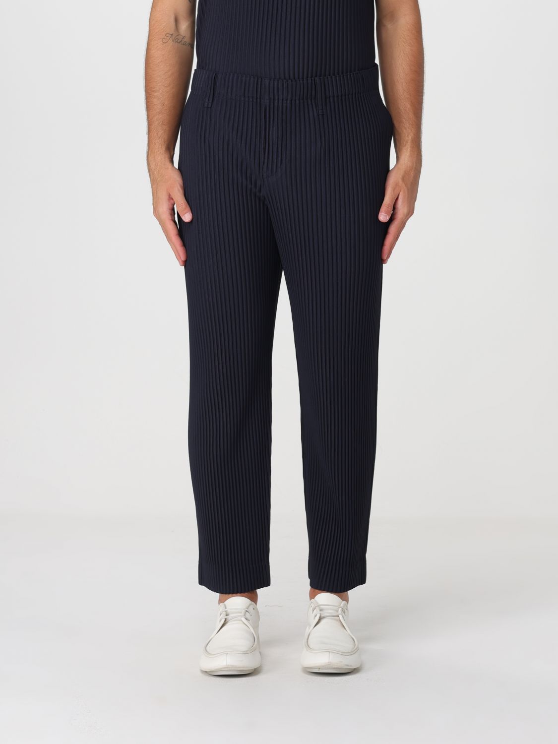 HOMME PLISSE' ISSEY MIYAKE Pantaloni slim fit Homme Plissé Issey Miyake in crêpe con design plissettato