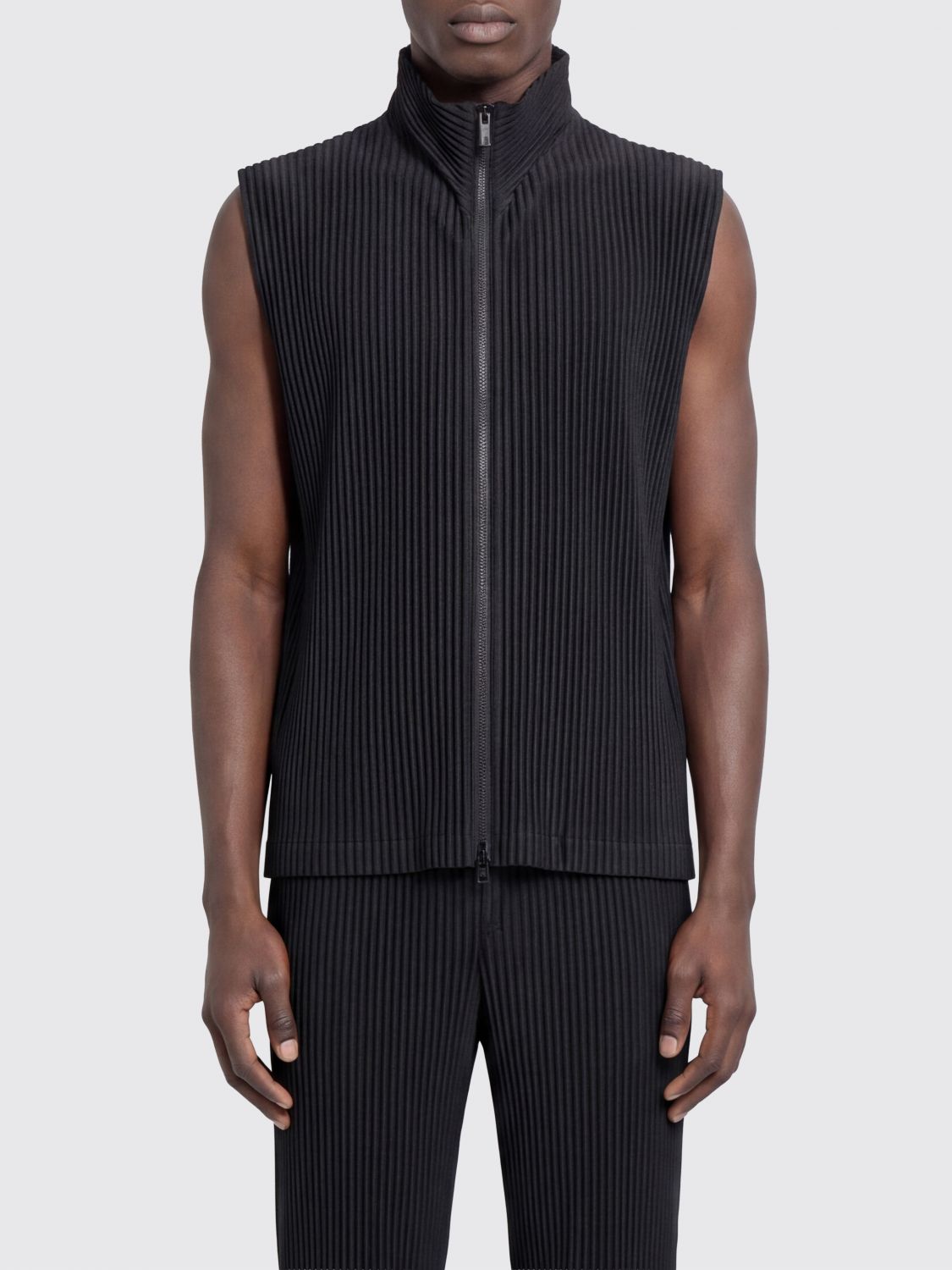 HOMME PLISSE' ISSEY MIYAKE Pleated High Neck Zip-Up Waistcoat Homme Plissé Issey Miyake in Polyester　HOMME PLISSE' ISSEY MIYAKE プリーツ ハイネック ジップアップ チョッキ HOMME PLISSE' ISSEY MIYAKE (ポリエステル) HOMME