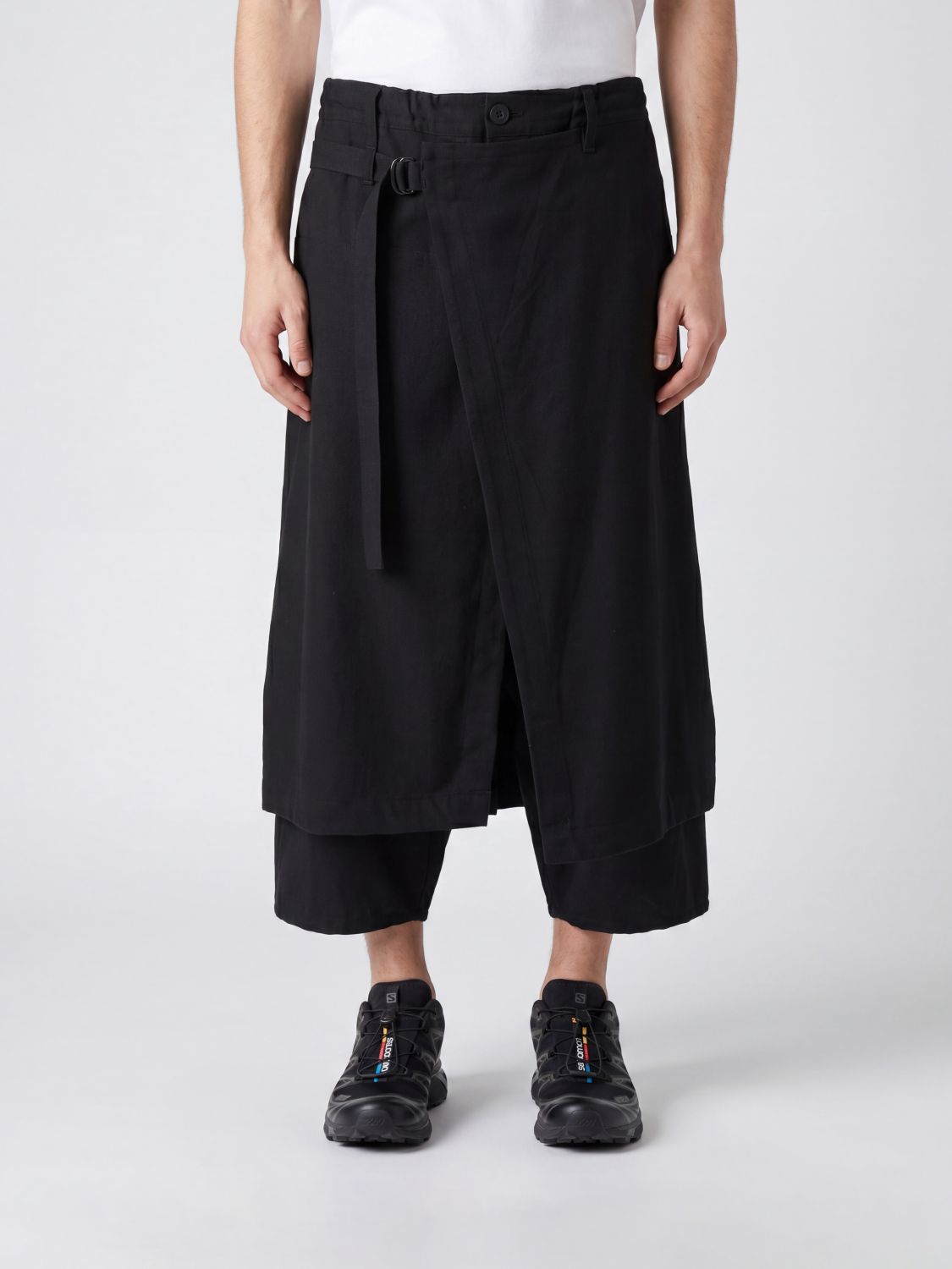 YOHJI YAMAMOTO Pantaloni Uomo colore Nero