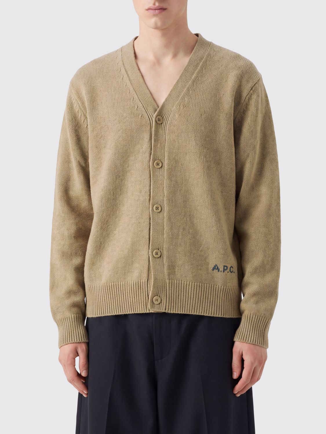 A. P.C. Cardigan in pura lana con scollo a V e logo a contrasto