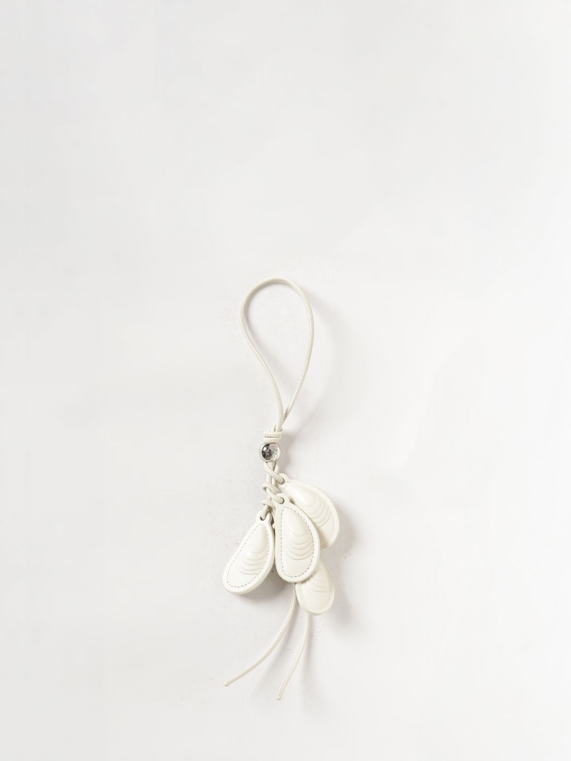 LOEWE Portachiavi in pelle di vitello liscia con charm monogramma inciso