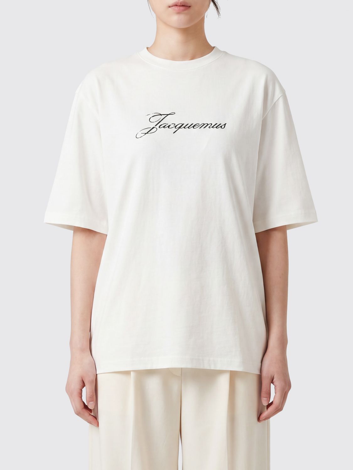 JACQUEMUS Cotton T-shirt with Contrasting Logo and Dropped Shoulders　JACQUEMUS コントラストロゴとドロップショルダーのコットン T シャツ JACQUEMUS