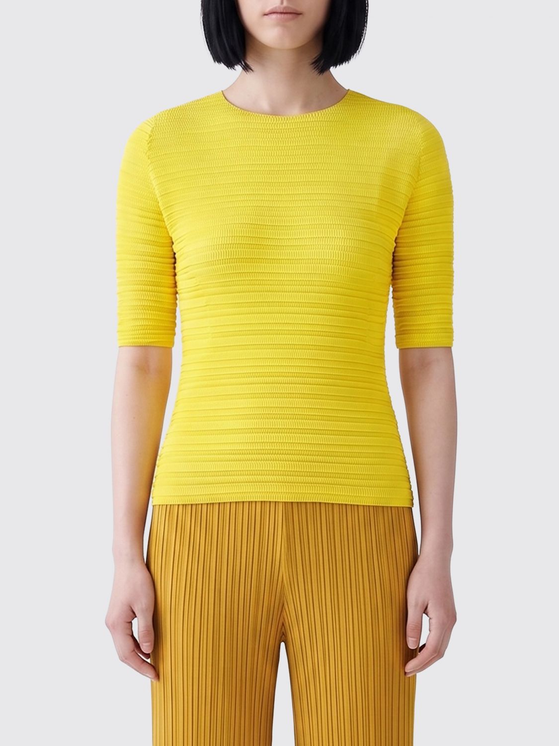 ISSEY MIYAKE Top a maniche corte in poliestere tecnico slim fit