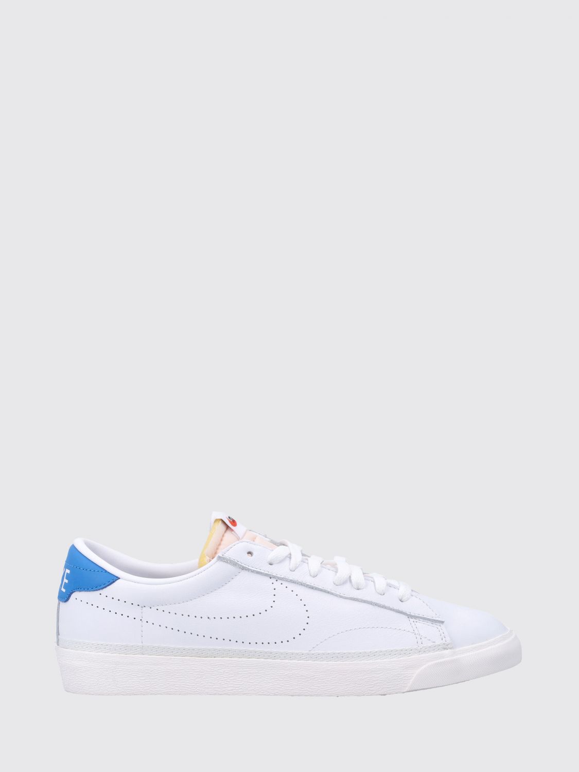 NIKE Sneakers Tennis Classic AC in pelle liscia con Swoosh traforato