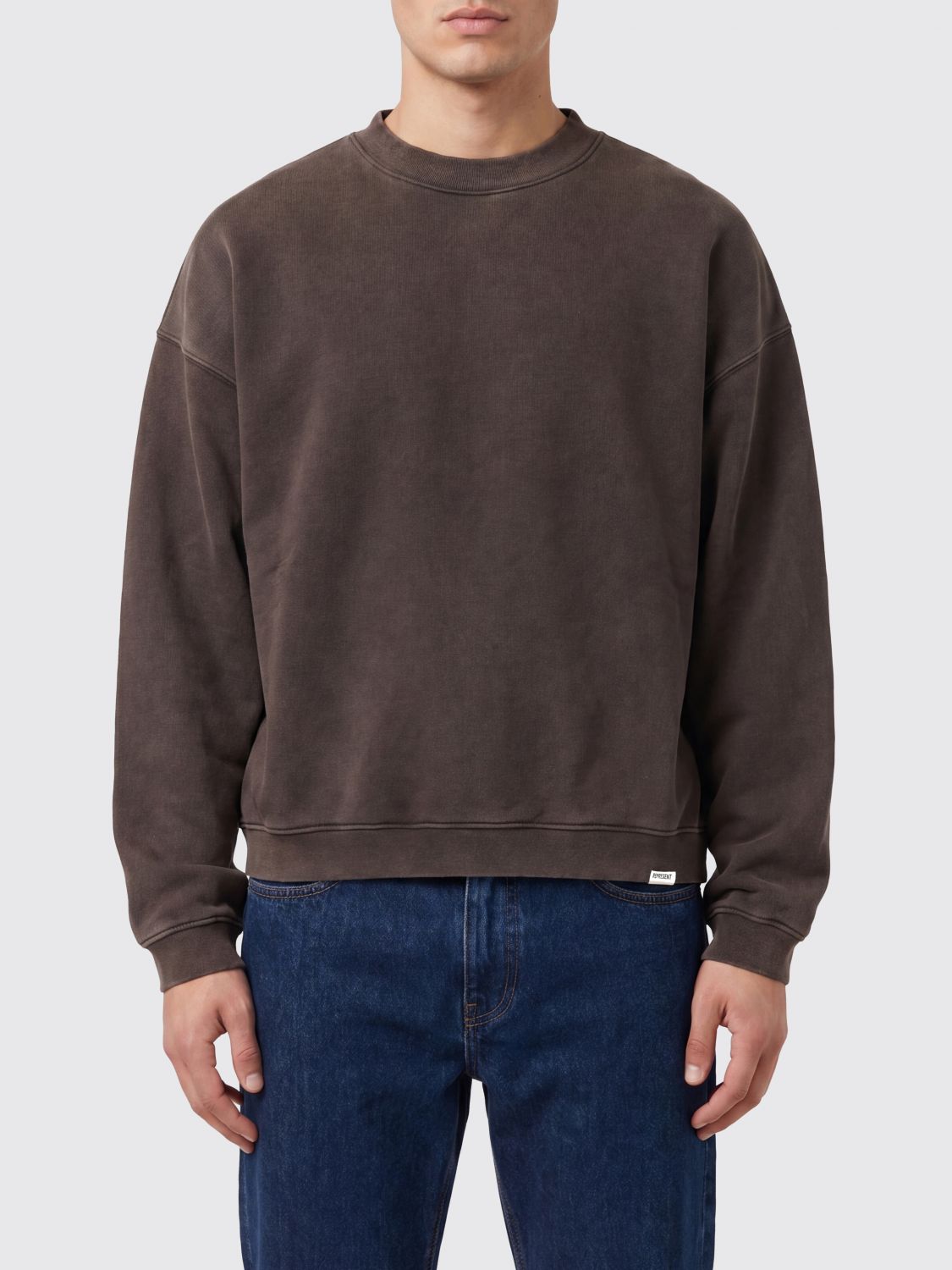 REPRESENT Felpa girocollo in cotone marrone con logo applicato e spalle scese