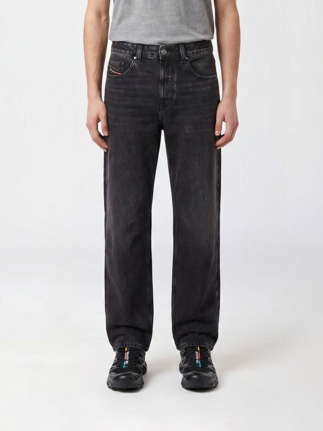 DIESEL D-Macro Wide Leg Jeans in Low-Rise Denim with Button Fastening　DIESEL D-Macro ワイドレッグ ジーンズ ローライズ デニム ボタン留め DIESEL