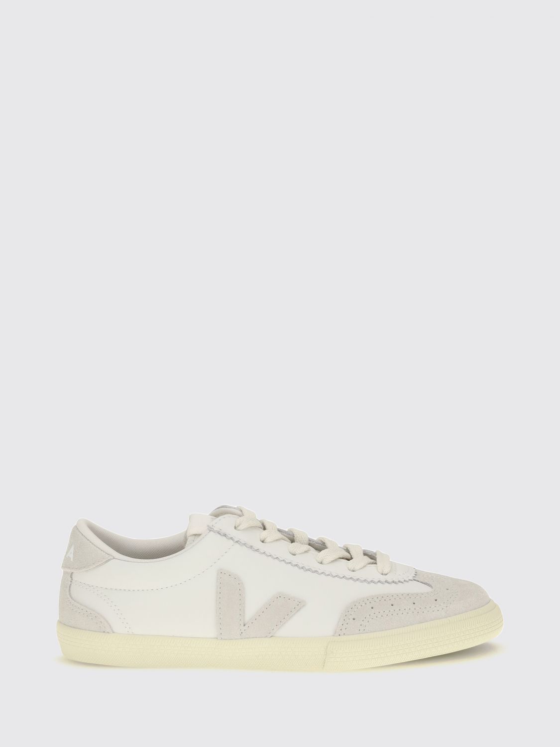 VEJA Volley-Sneaker aus O. T.-Leder mit kontrastierendem Logo