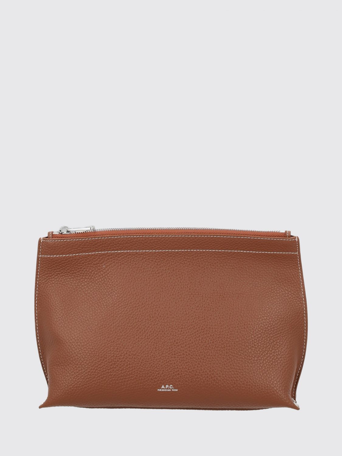 A. P.C. Clutch in pelle di vitello martellata con logo laminato