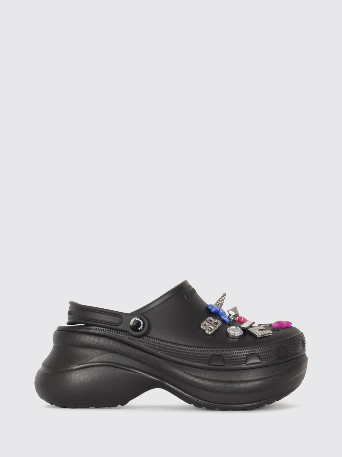 BALENCIAGA Sabot-Mules aus EVA mit Metallnieten und Monogramm-Charm