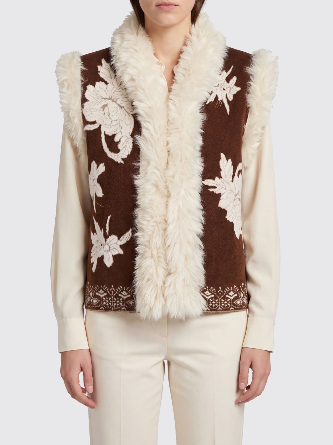 FORTE FORTE Gilet in pelliccia ecologica con ricamo floreale e collo sciallato