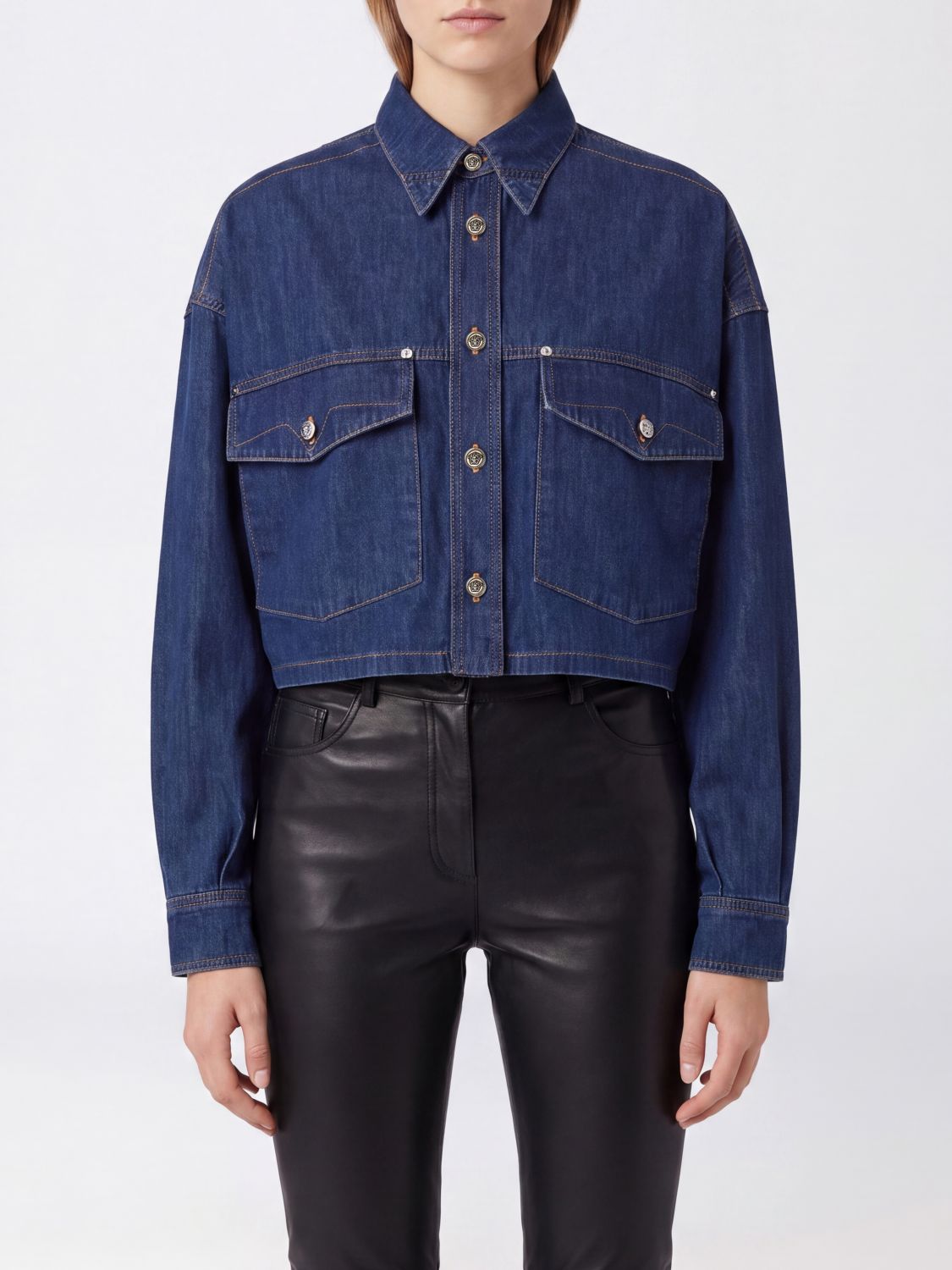 VERSACE Locker geschnittenes Chambray-Jeanshemd mit überschnittenen Schultern und aufgesetzten Taschen