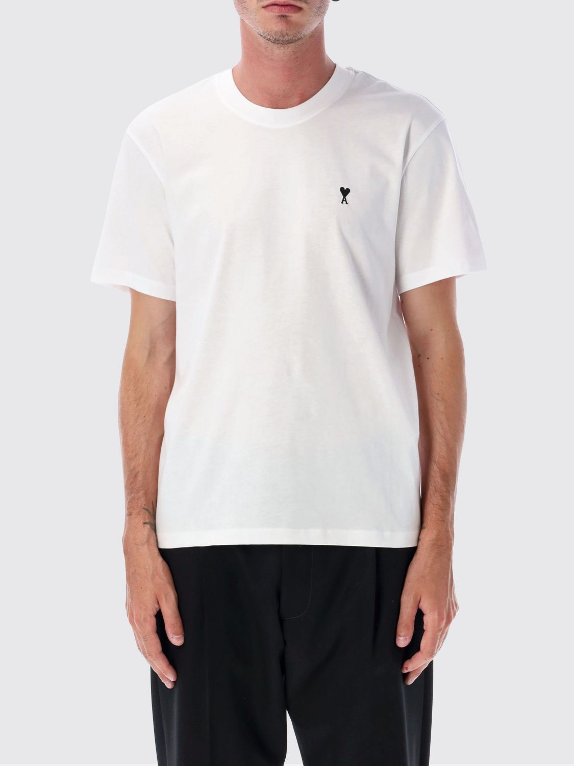 AMI PARIS T-Shirt aus Baumwolle mit Rundhalsausschnitt, gesticktem Ami de Coeur-Logo und überschnittenen Schultern
