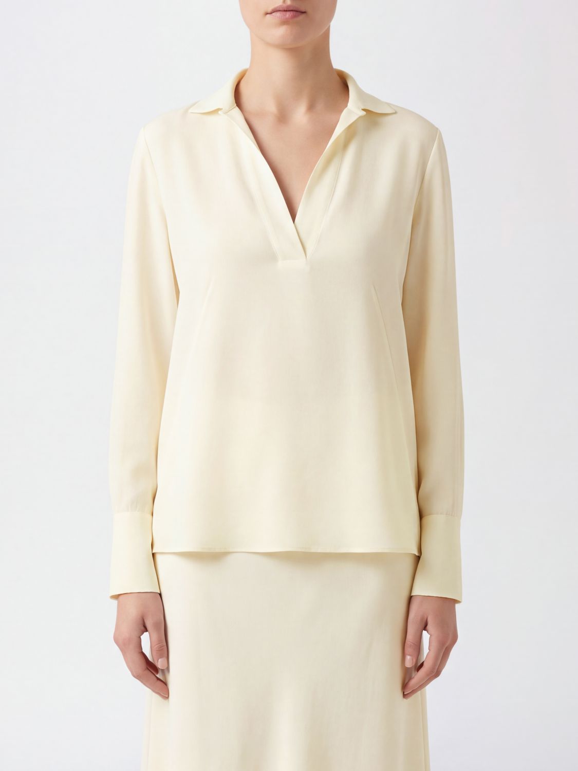 Paula Bluse von aus mattem Seidensatin mit V-Ausschnitt und langen Ärmeln