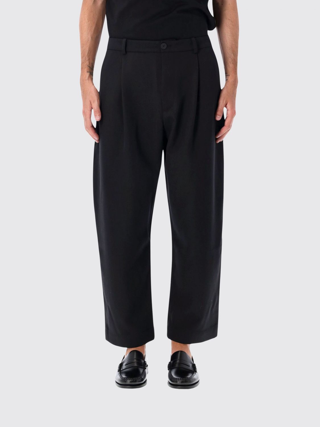 Studio Nicholson Tuck Plissierte Hose mit weitem Bein und Leistentaschen