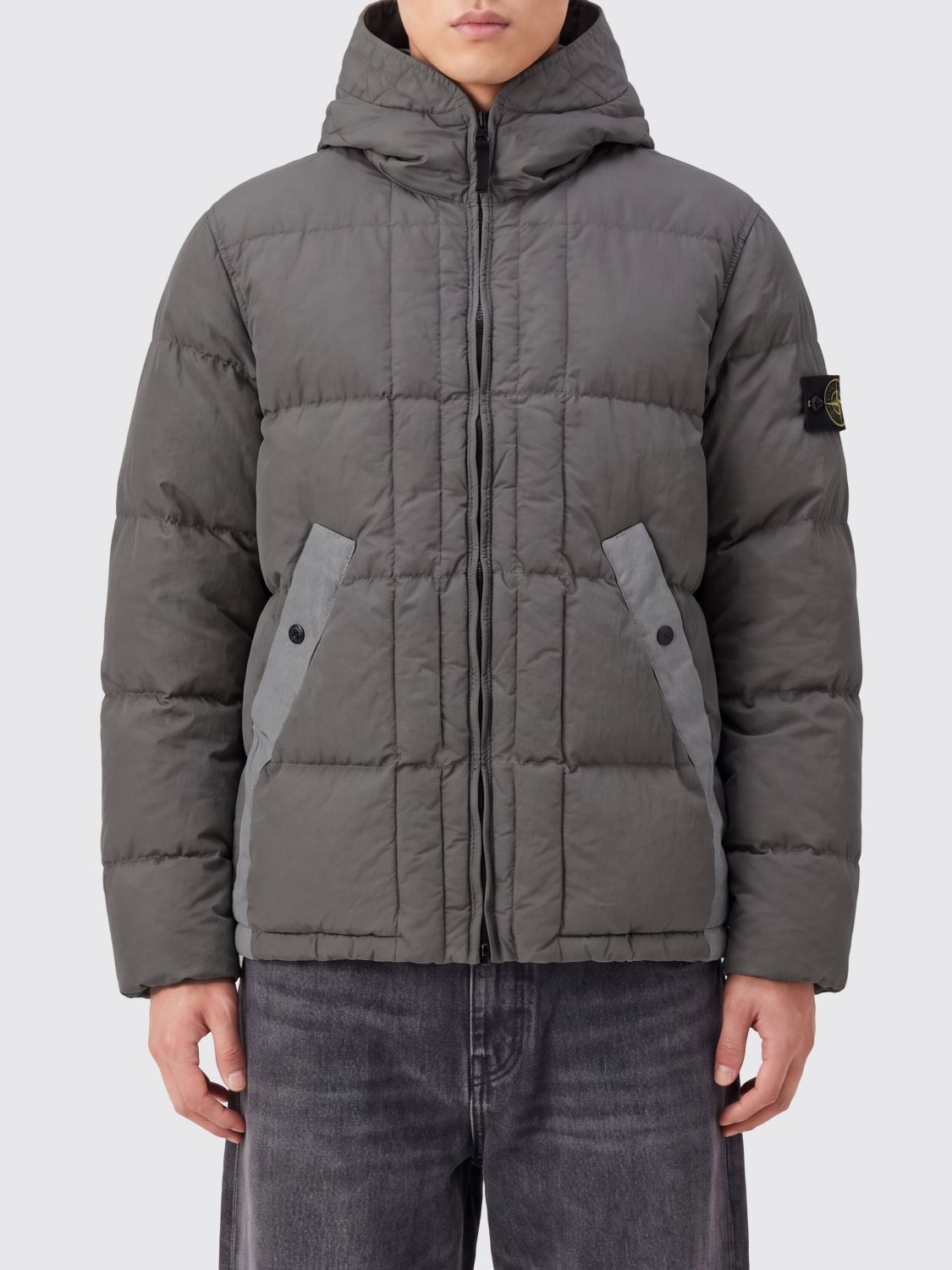 STONE ISLAND Piumino corto in nylon riciclato con cappuccio e logo Compass
