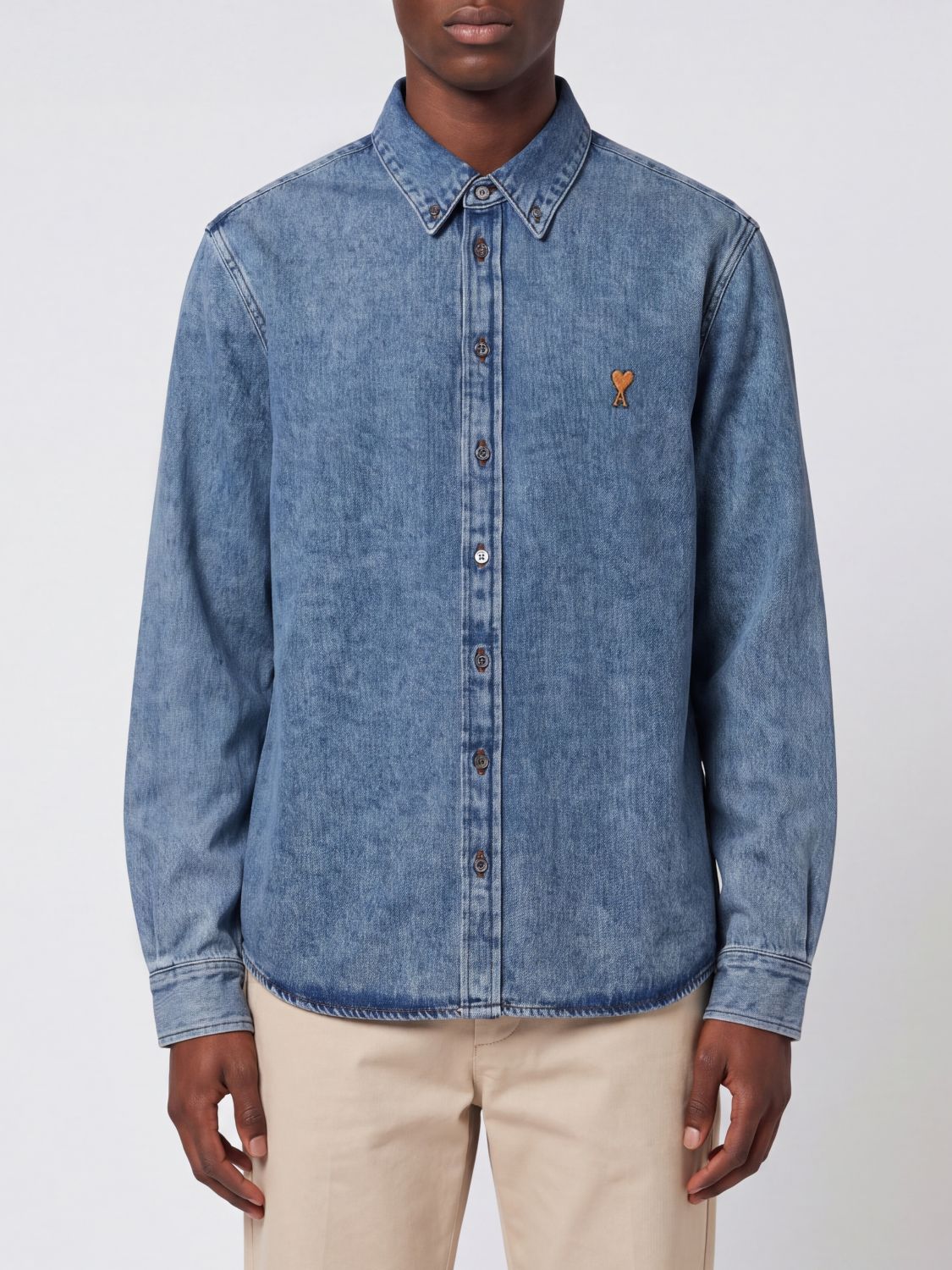 AMI PARIS Button-Down-Jeanshemd aus Baumwolle mit gesticktem Logo