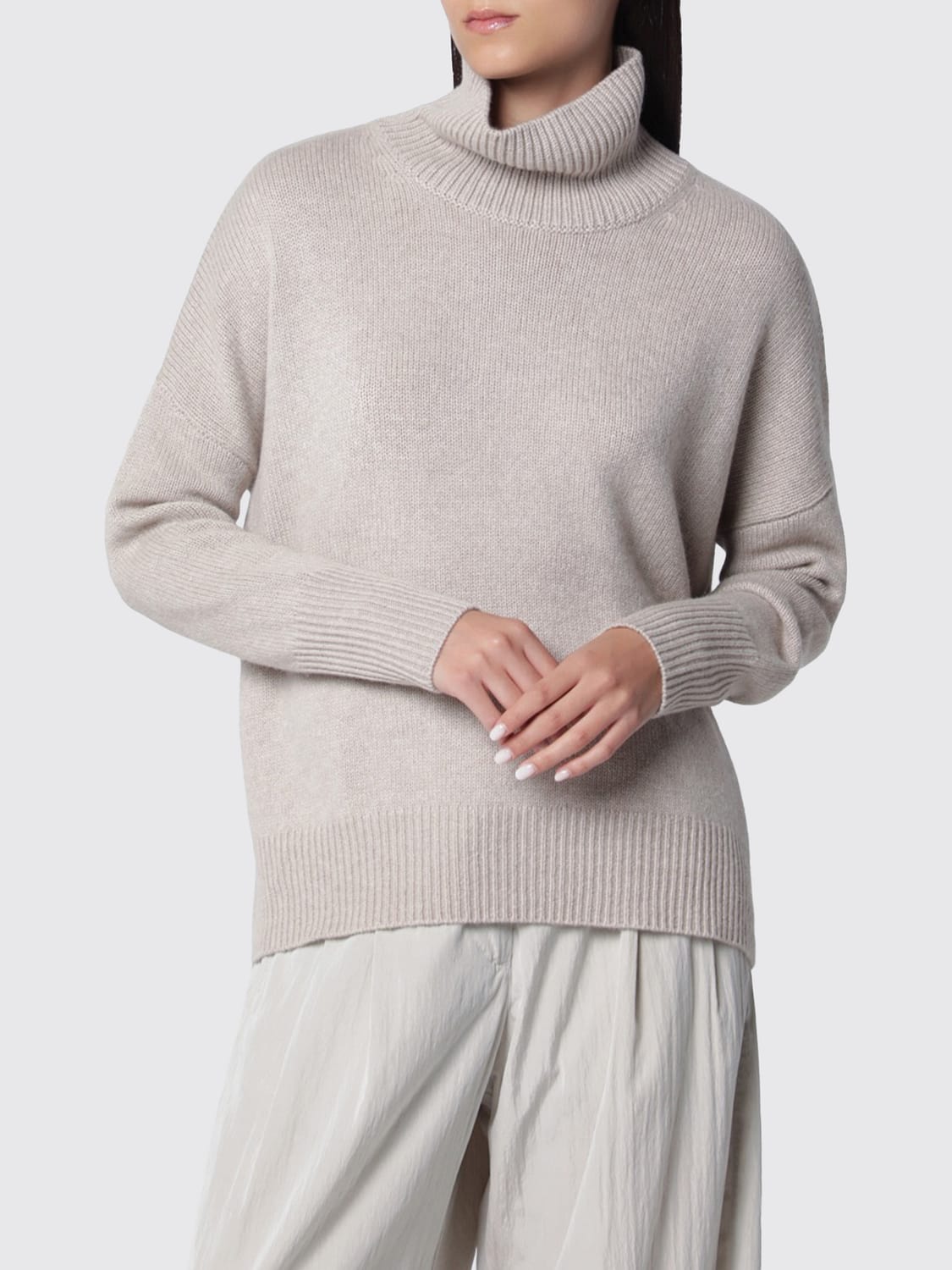 LISA YANG Dolcevita in puro cashmere con spalle cadute e bordi a costine
