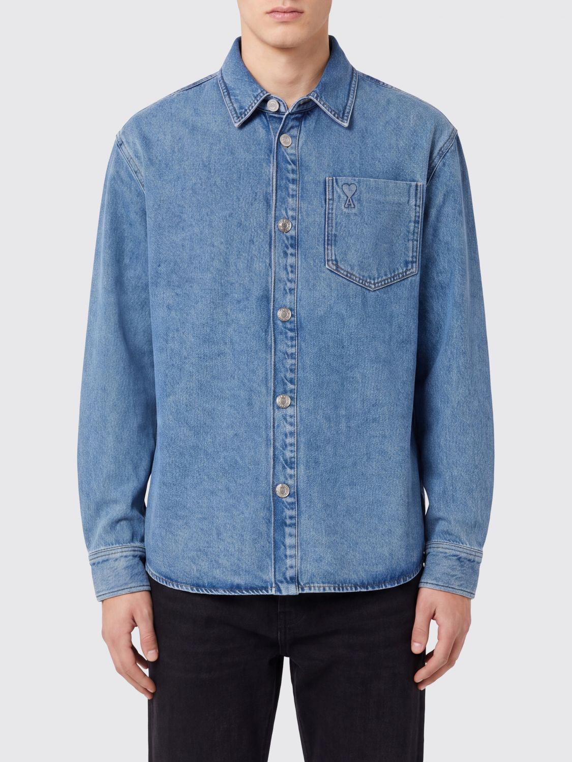 AMI PARIS Baumwoll-Denim-Hemd mit französischem Kragen und verdeckter Knopfleiste