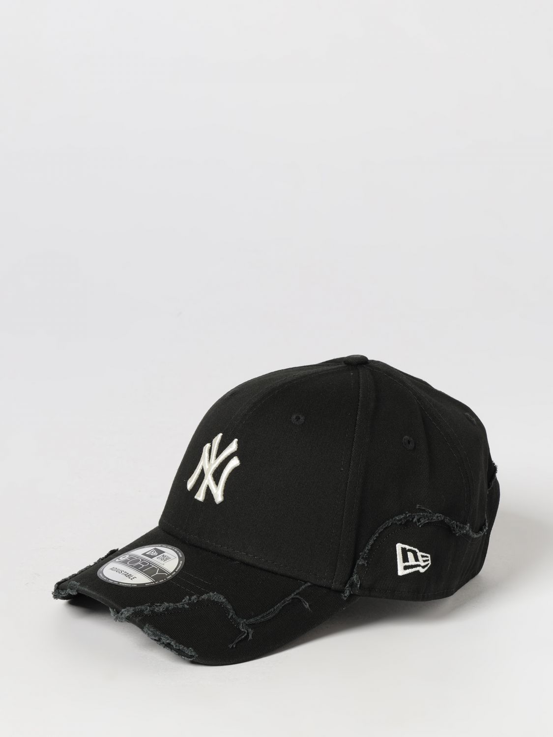 New Era 9FORTY NY Yankees Distressed Cotton Cap with Stitched Logo