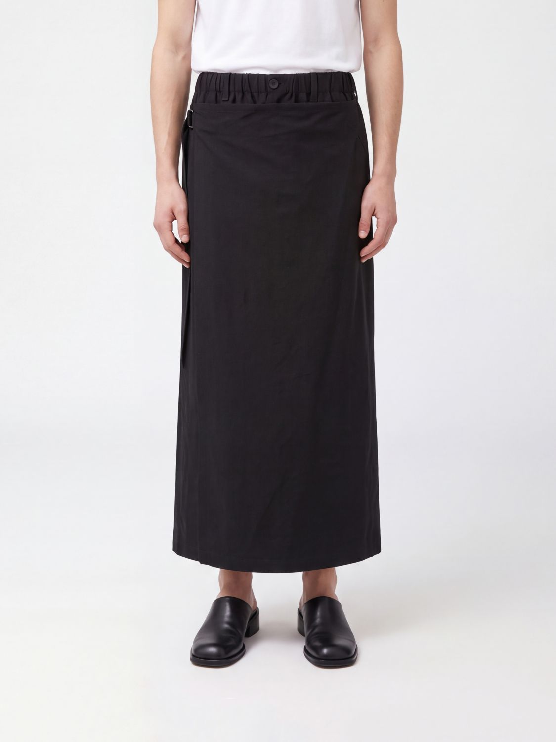 YOHJI YAMAMOTO Pantaloni Uomo colore Nero